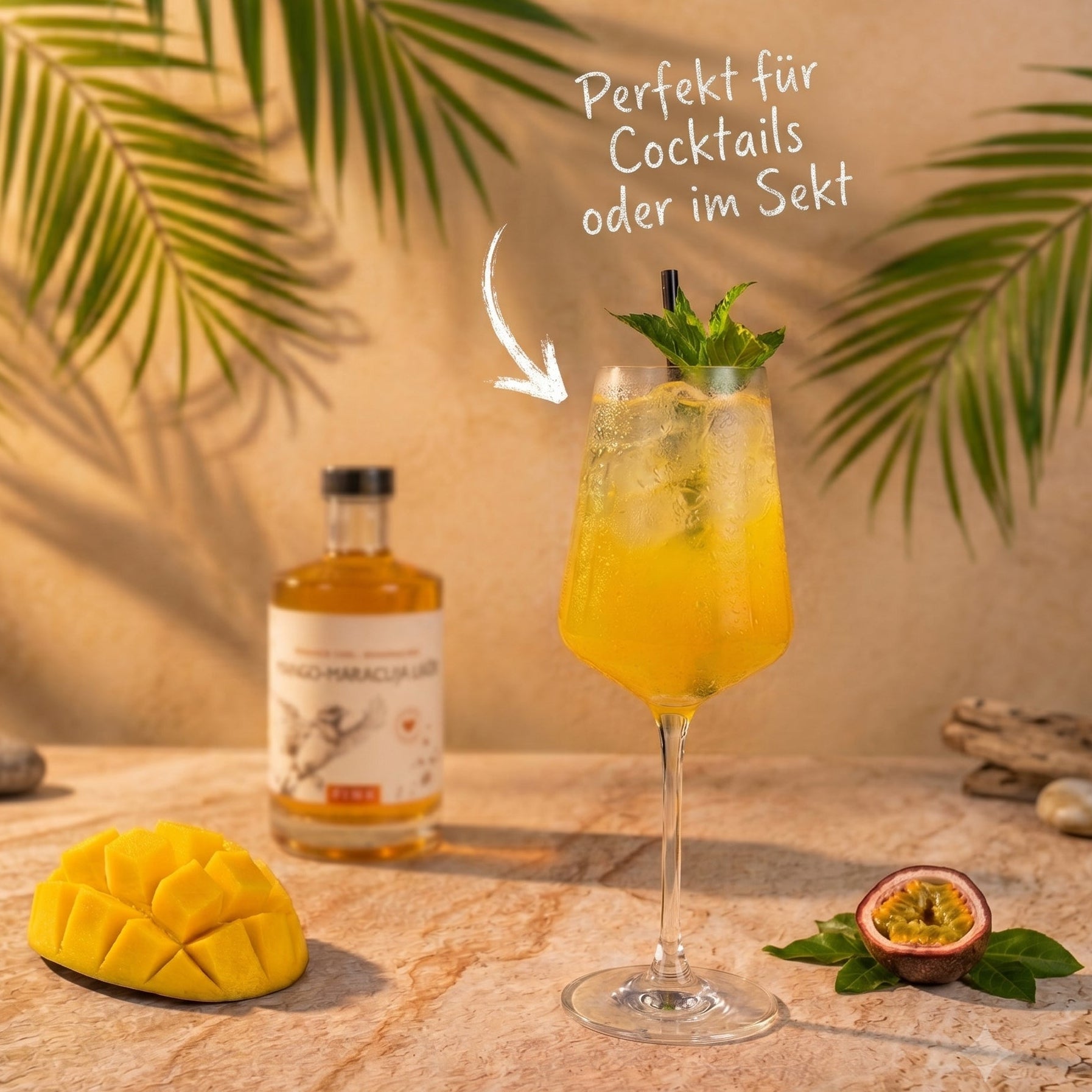 Ein erfrischender Sommer-Cocktail gemixt mit Mango-Maracuja Likör der Brennerei Fink aus Mundelsheim, garniert mit frischer Minze in einem Weinglas. Im Hintergrund steht unscharf die Likörflasche, begleitet von dem handgeschriebenen Hinweis 'Perfekt für Cocktails oder im Sekt'.